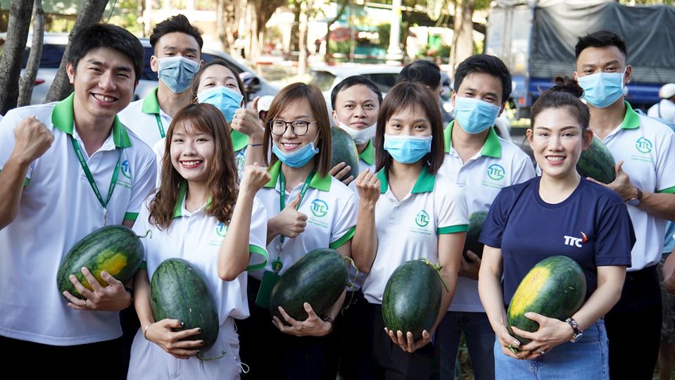 Cán bộ Nhân viên Tập đoàn TTC hỗ trợ tiêu thụ dưa hấu và thanh long