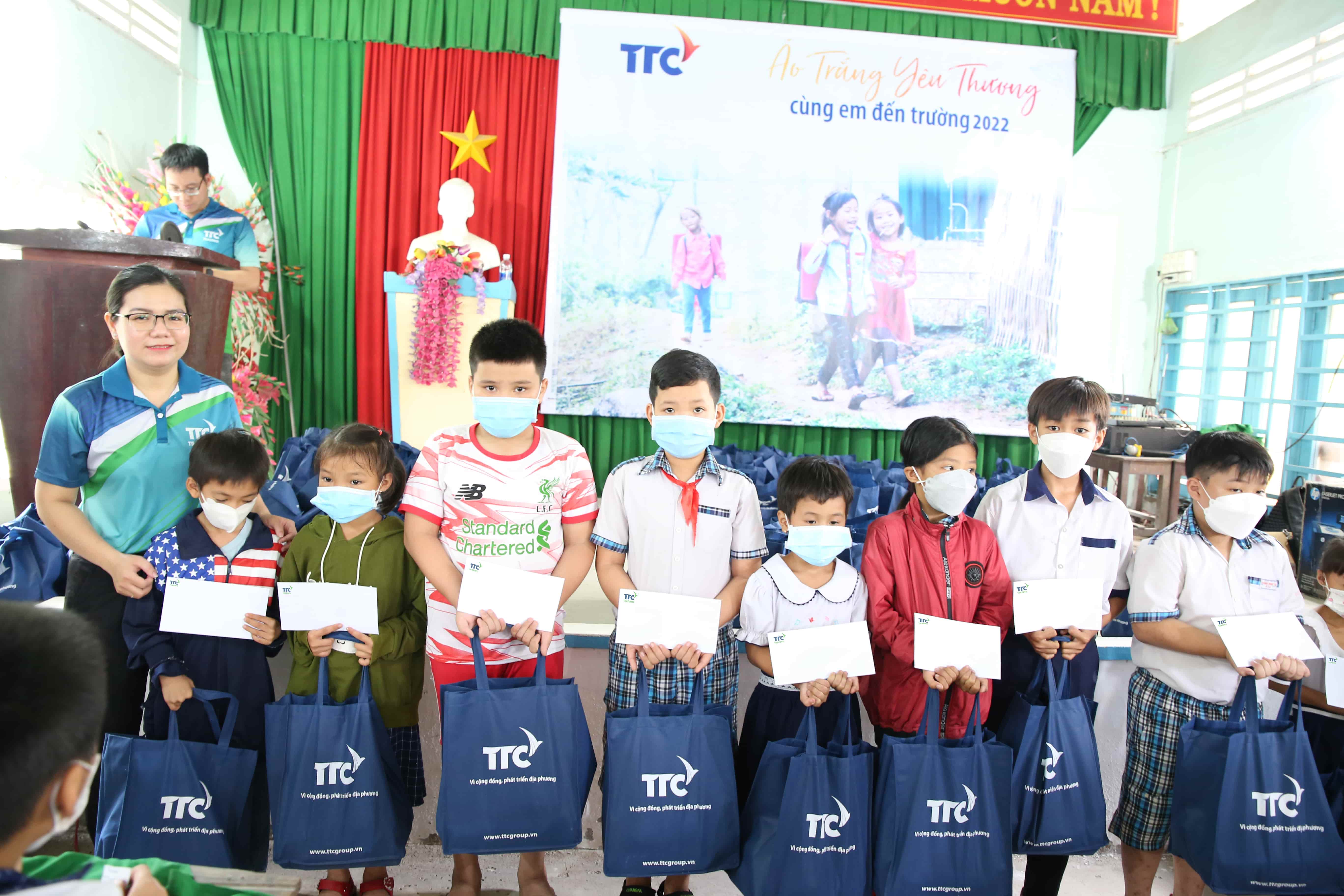 Let's look back at the pictures of the program "Ao trang yeu thuong cung em den truong" in 2022